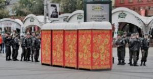 Samstags bei der Arbeit: Schlange stehen